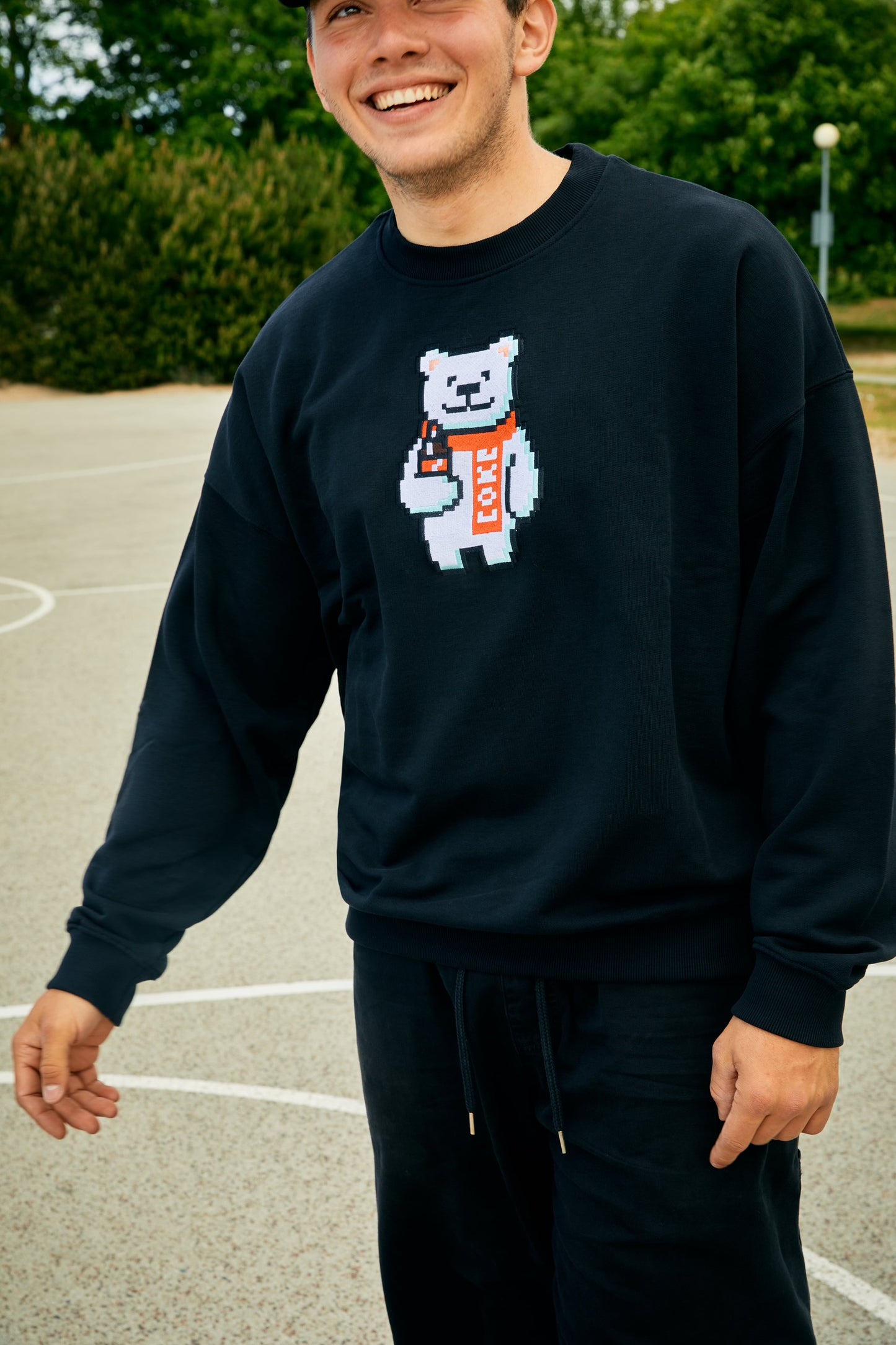 COKE BEAR SWEAT-SHIRT - BRICKTOWN X COCA-COLA ™ BLACK